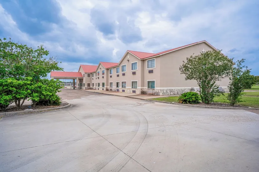 SureStay Plus Hotel by Best Western Beeville - Image 1