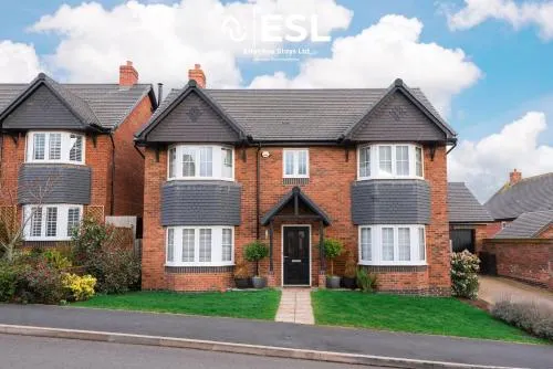 Large Modern 4 Bedroom House in Uttoxeter Near Alton Towers Great for Families - Image 1