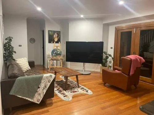 3BR Artistic Home Netflix Gym Camberwell market. Taste The True Melbourne - Image 1