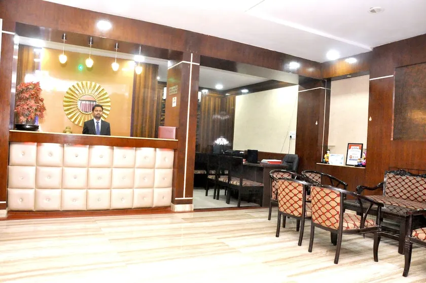 Hotel Royal Inn - Image 1