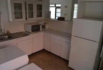 Four Aces Apartments - Image 1