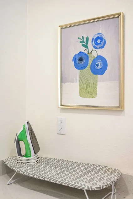 Sunny & Stylish Near LA 4BR Home w Desks & Lounge - Image 1