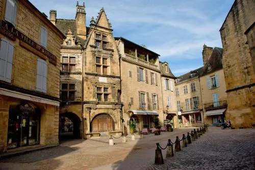La Petite Maison - Image 1
