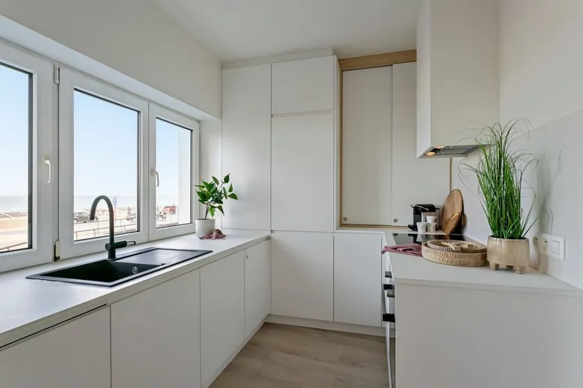 Stylishly refurbished family apartment with stunning sea view - Image 1