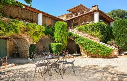 Four Bedroom Holiday Home in Uzes - Image 1