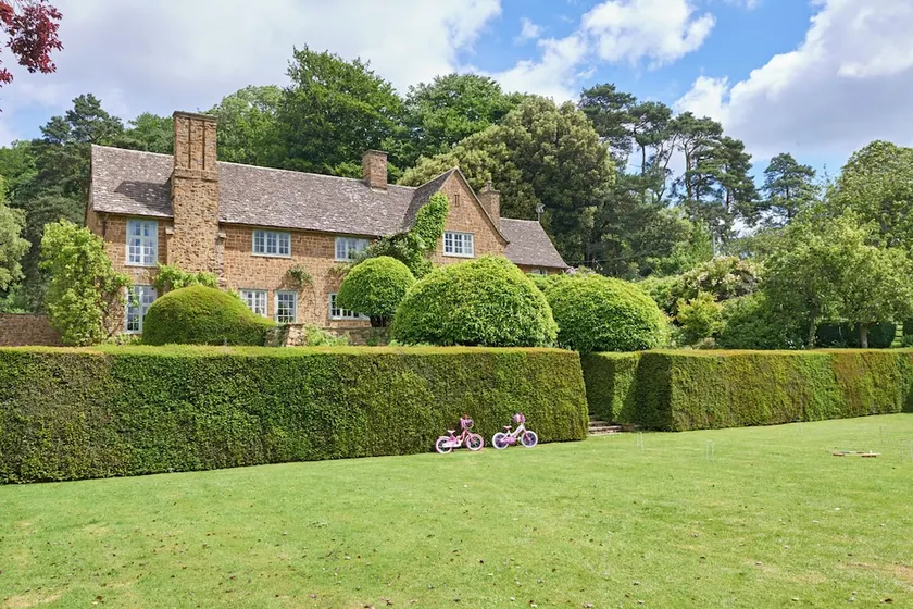 Drakestone House Manor With Breathtaking Cotswolds Views - Image 1