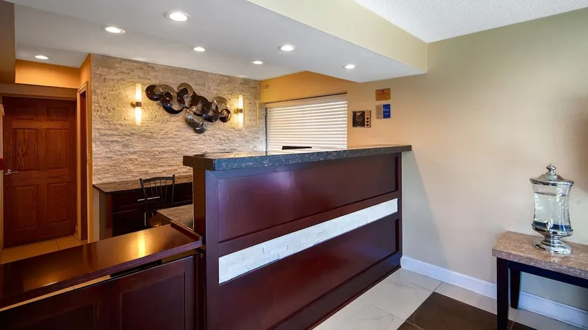 Best Western Inn of St. Charles - Image 1