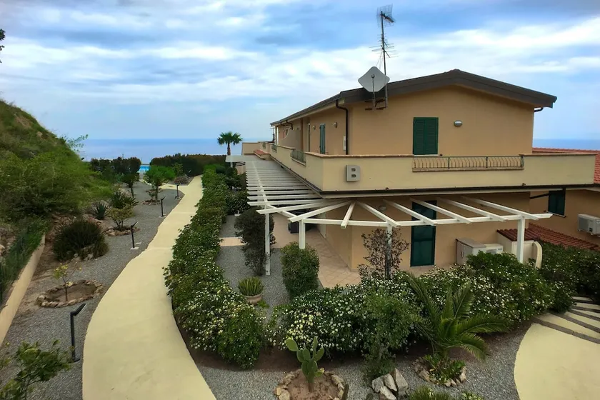 Chic Apartment in Parghelia Italy - Image 1