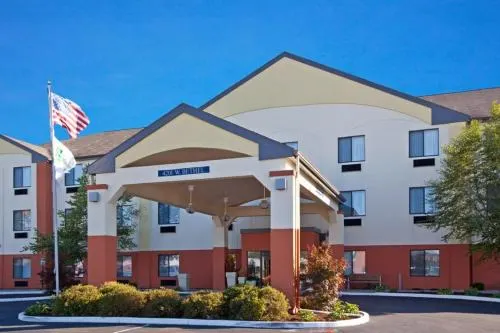 Holiday Inn Express Hotel & Suites Muncie - Image 1