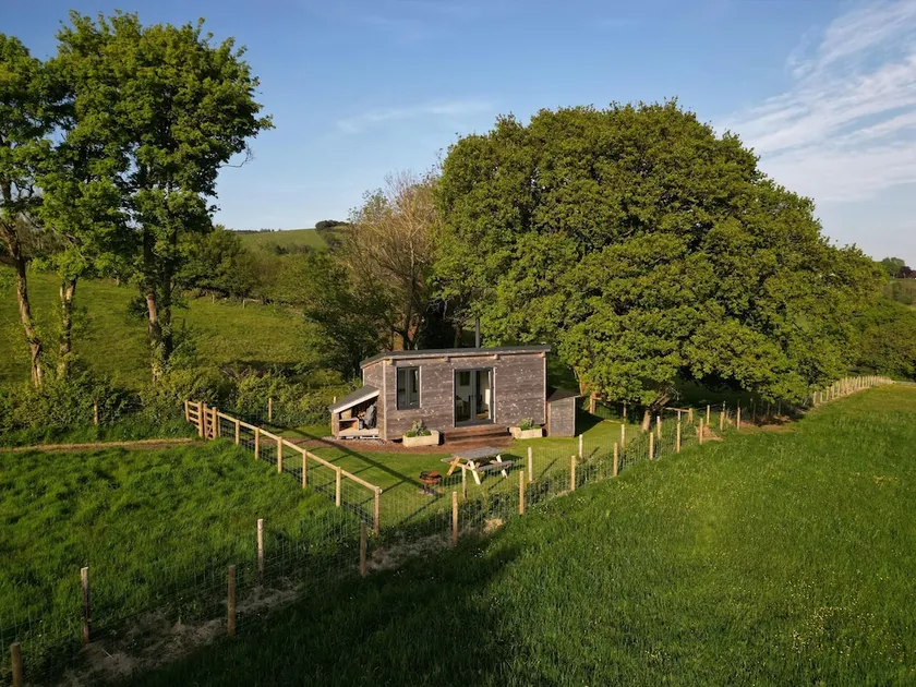 Impeccable Shepherds hut Sleeping up to 4 Guests - Image 1