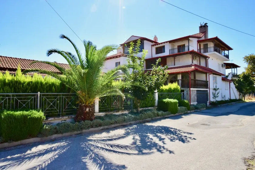 Menis Haus - Image 1