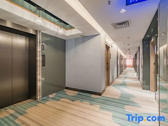 Veee Hotel - Image 1