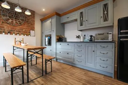 25min to Liverpool. Sleeps 6. Lovely Views - Image 1