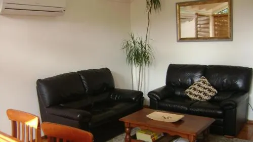 Accommodation Sydney North Forestville 2 Bathroom House - Image 1