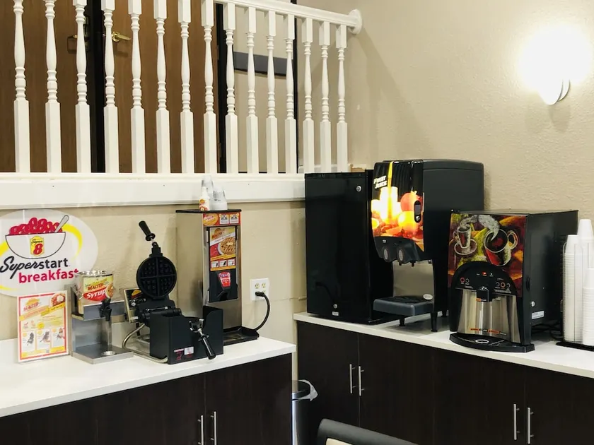 Super 8 by Wyndham Omaha SW - Image 1