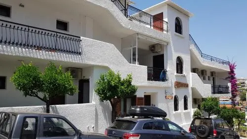 Aria's House Studios & Apartments - Image 1