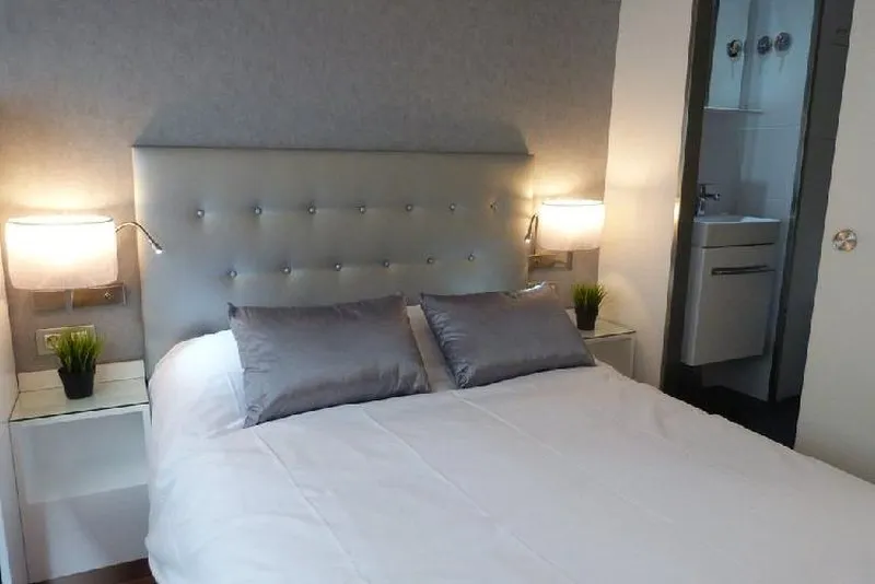 Hostal Cel Barcelona - Image 1