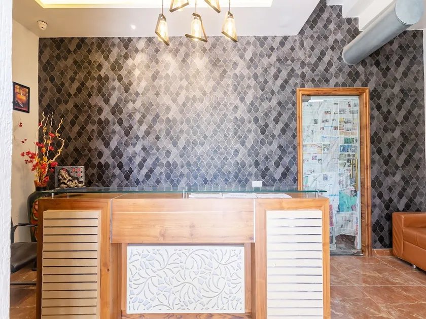 Hotel Crown by OYO Rooms - Image 1
