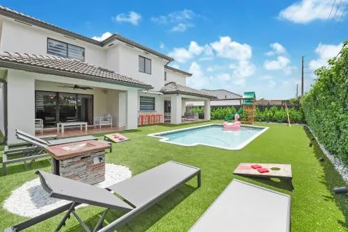 Experience Miami's Bongo's House Private Pool and Game Room Luxury Rental L54 - Image 1