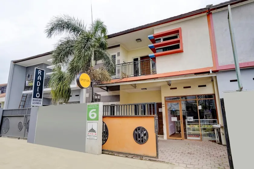 Radio Backpacker Guesthouse - Image 1