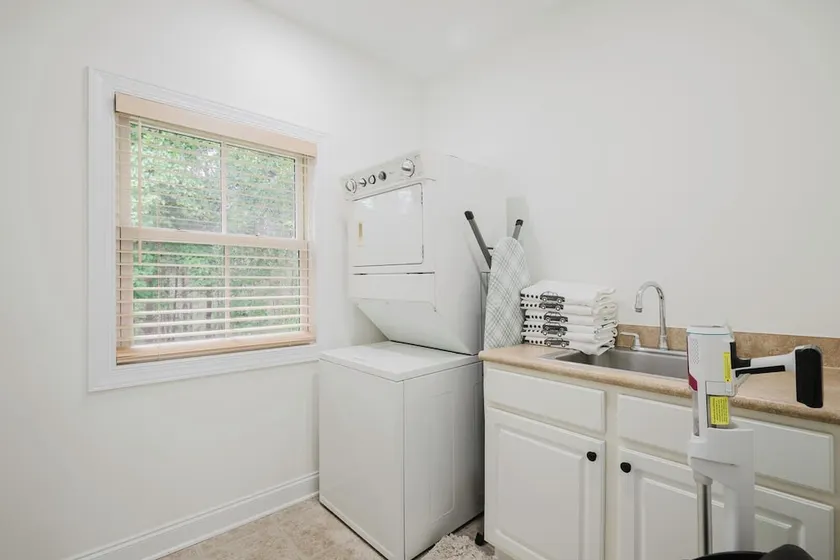 Lowcountry Landing! 3-story Townhouse in Old Town's Promenade - Image 1