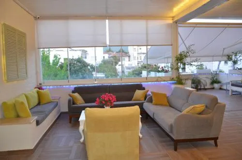 Albatros Hotel - Image 1