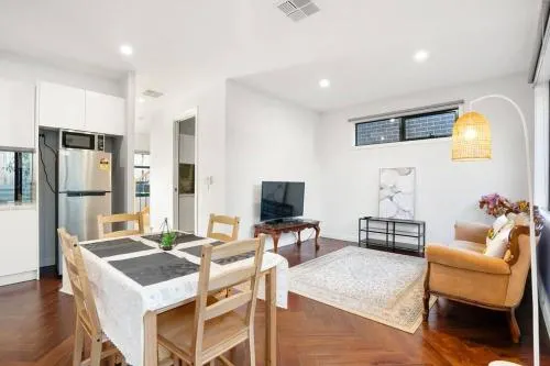 Exquisite 2BR Townhouse In The Heart of Doncaster - Image 1