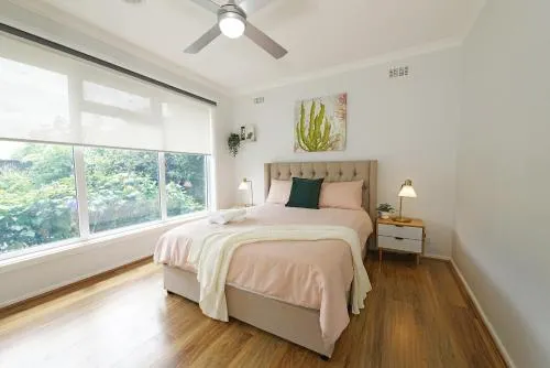 Pet friendly Bayside 4BR Rental House near Mentone - Image 1