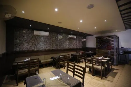 OYO 40791 Hotel Hot N Fast - Image 1