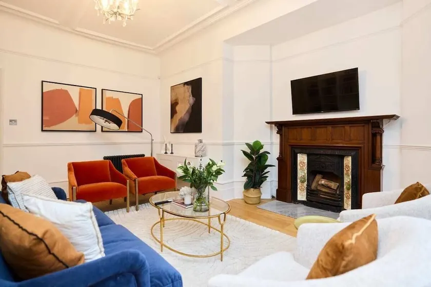 The Belsize Park Place Charming 6bdr Home With Garden - Image 1