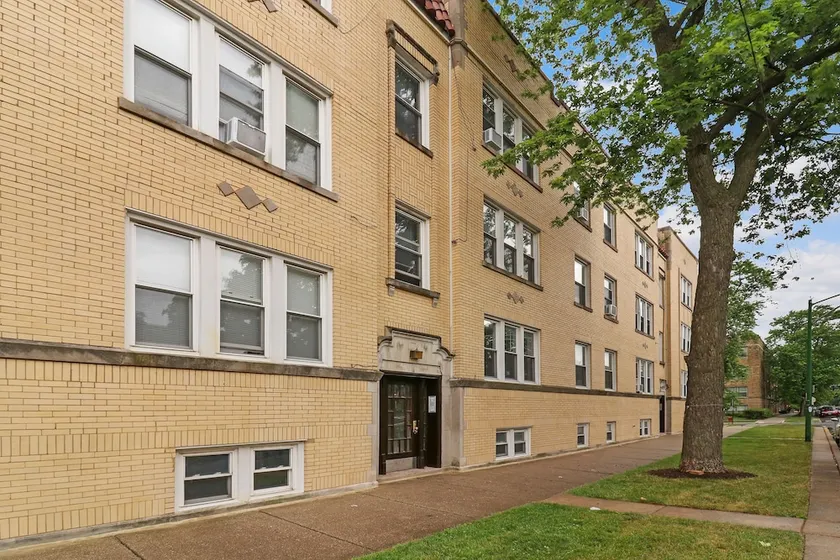 Alluring 2BR Apt in Old Irving Park w/ Laundry - Image 1