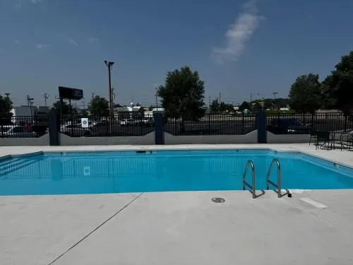Days Inn & Suites by Wyndham Cincinnati - Image 1