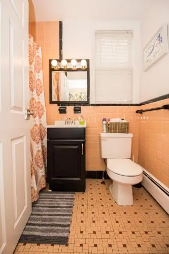 Sunny spacious 2 bed plus den MBTA mins to Boston - Image 1