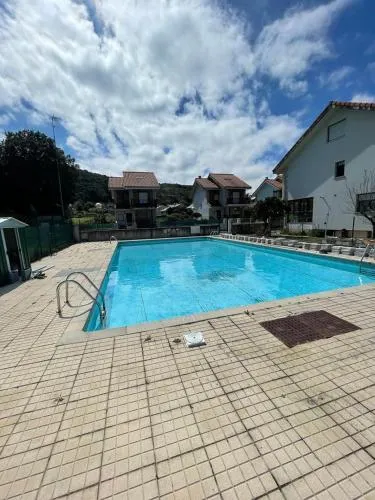 Chalet en urbanización con piscina - Image 1