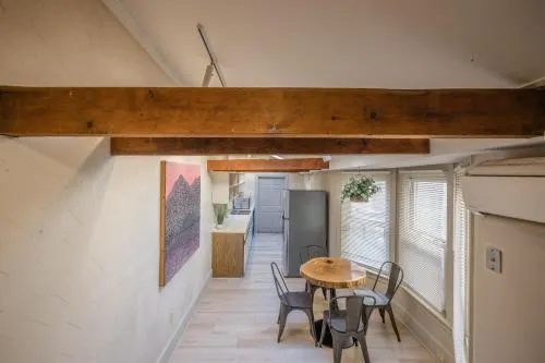 Quirky Downtown Loft - Image 1