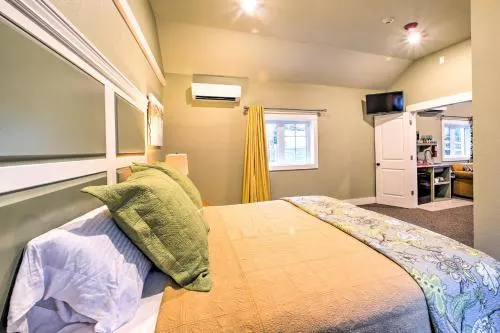 Welcoming Downtown Branson Cottage with Pool Access - Image 1