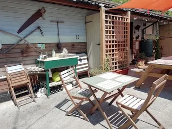 Eden's Yard Backpackers - Image 1