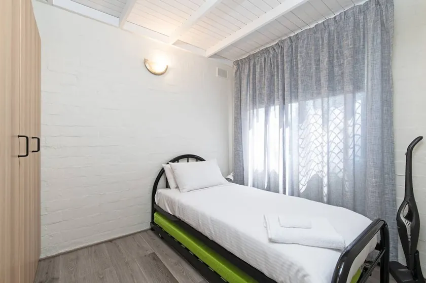 Glenelg Getaway 2BR parking and free wine - Image 1