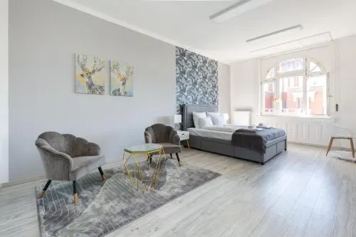 Designer Apartment on the Budapest Broadway w 2BR and Panorama Balcony (Nm8J) - Image 1