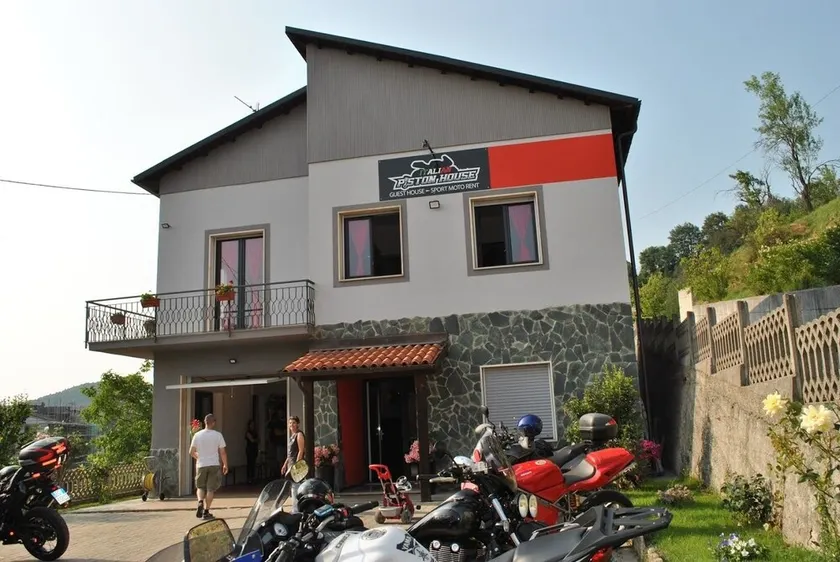Italian Piston House - Image 1