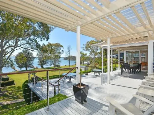Morisset Bay Waterfront Views House - Image 1