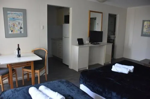 Hyde Park Plaza Furnished Studio - Image 1