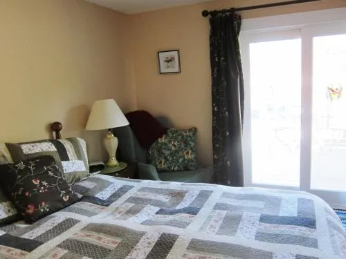 Twin Pines Bed & Breakfast - Image 1