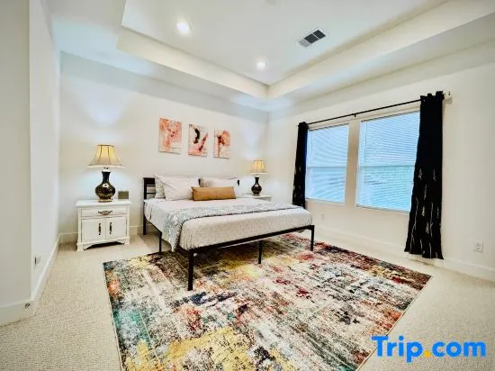 Colorful Dining Experience in Cozy Getaway - Image 1