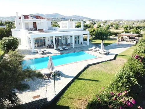 Belvedere Beachfront Villa - Image 1