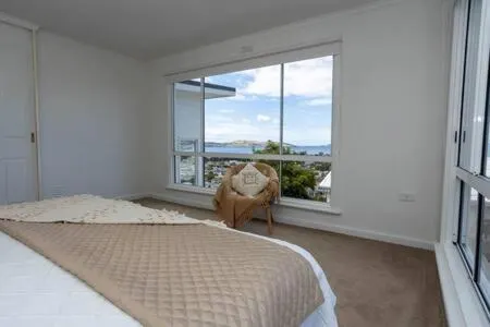 River View Holiday House Sleeps 8 10min to CBD - Image 1
