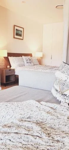 Modern & Cozy Unit Just Steps from Terrigal Beach - Image 1