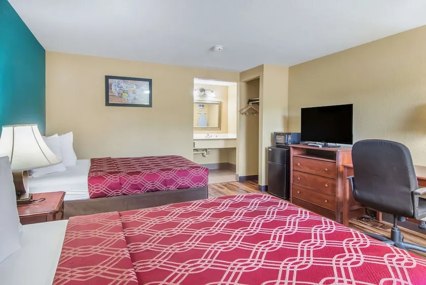 Econo Lodge Bradford - Image 1