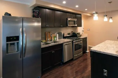 Spacious 2BR Condo - Image 1