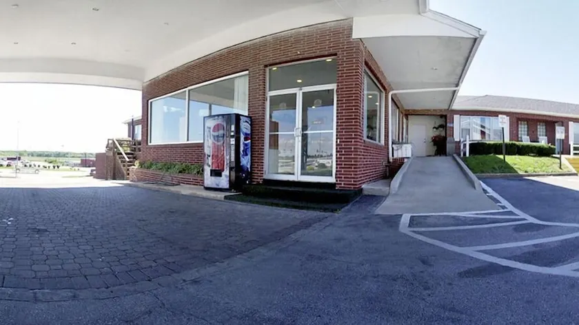 Econo Lodge  Inn & Suites - Image 1
